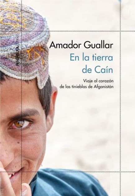 En la tierra de Caín: Viaje al corazón de las tinieblas de Afganistán by Amador Guallar
